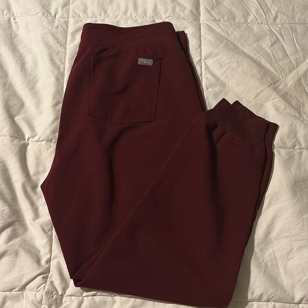 Medium petite maroon Figs scrub bottoms jogger style